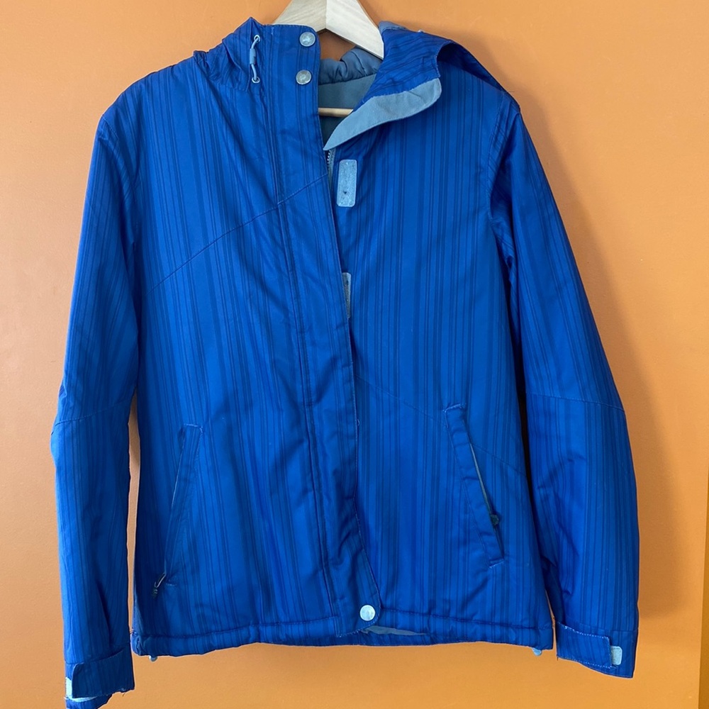 Gravity winter ski jacket in size small. Very pretty dark blue color.